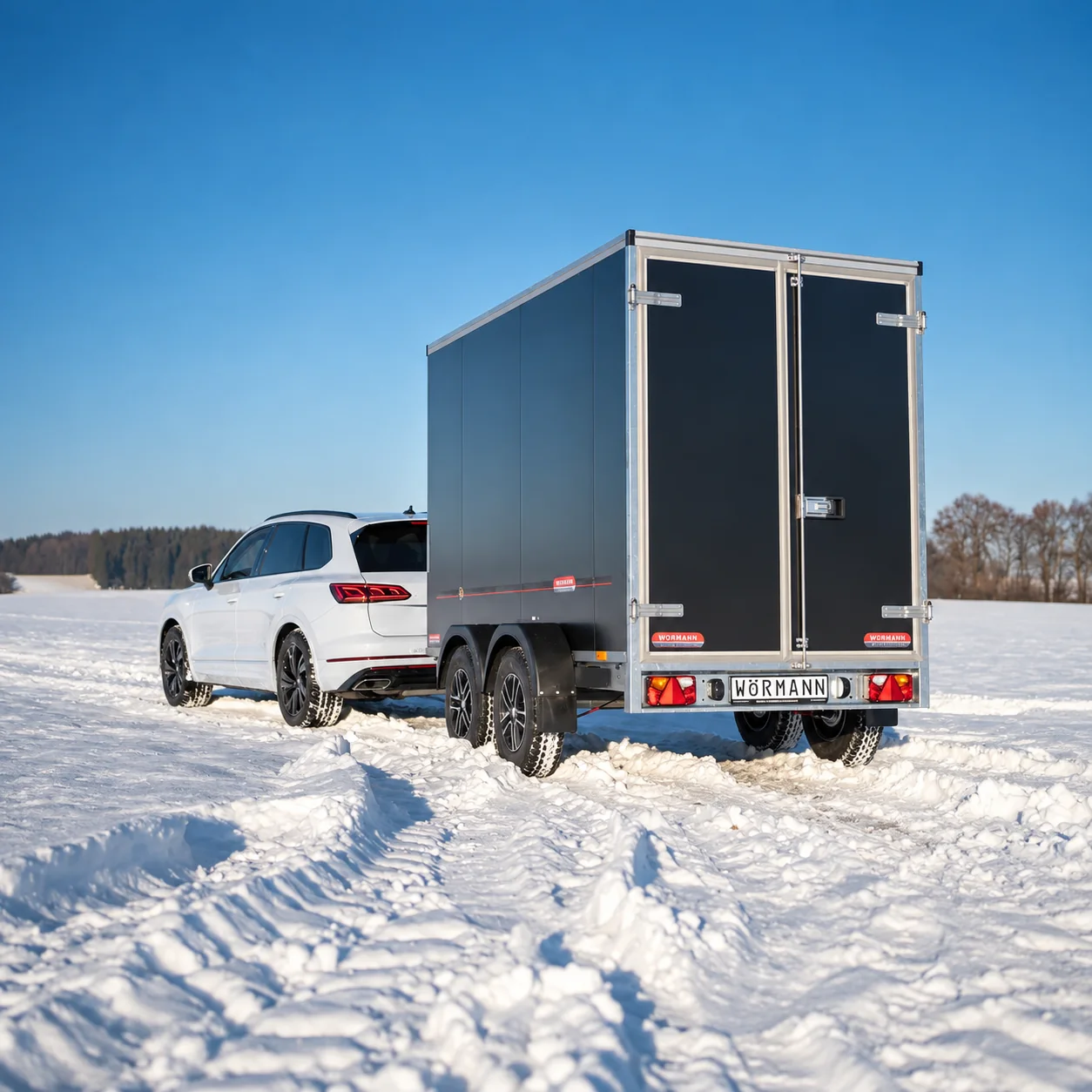 Kofferanhänger am SUV im Winter – Anhänger mieten mit RentMyTrailer One-Way